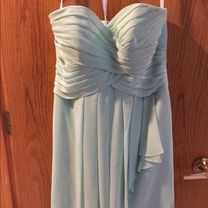 Beautiful dress. Flattering on any figure!